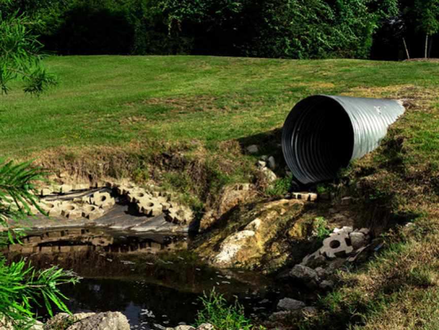 Pour évacuer vos eaux chargées, choisissez la station de relevage.