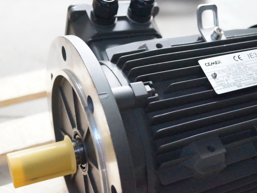 Lire et comprendre la plaque signalétique de son moteur